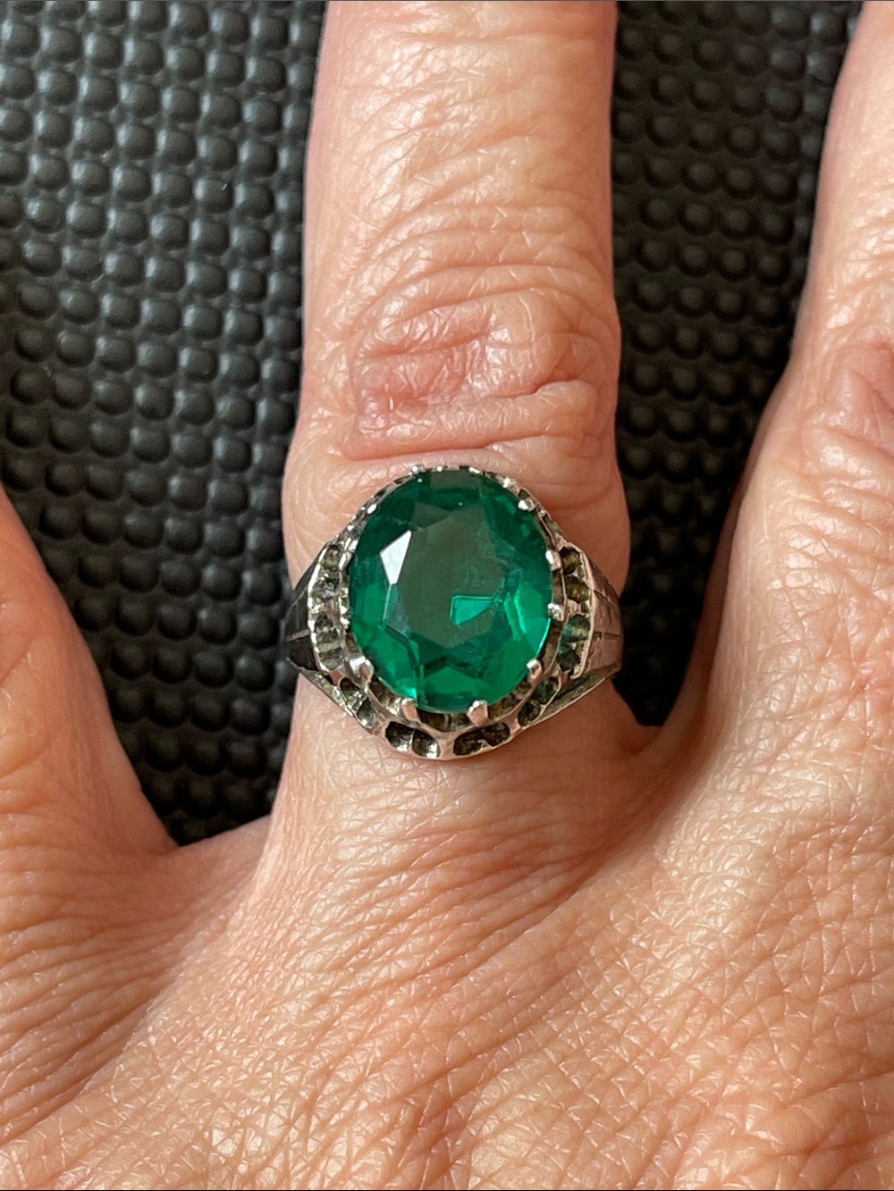 Vintage 925 prong set large oval glass faux emerald ring with hearts - size 6